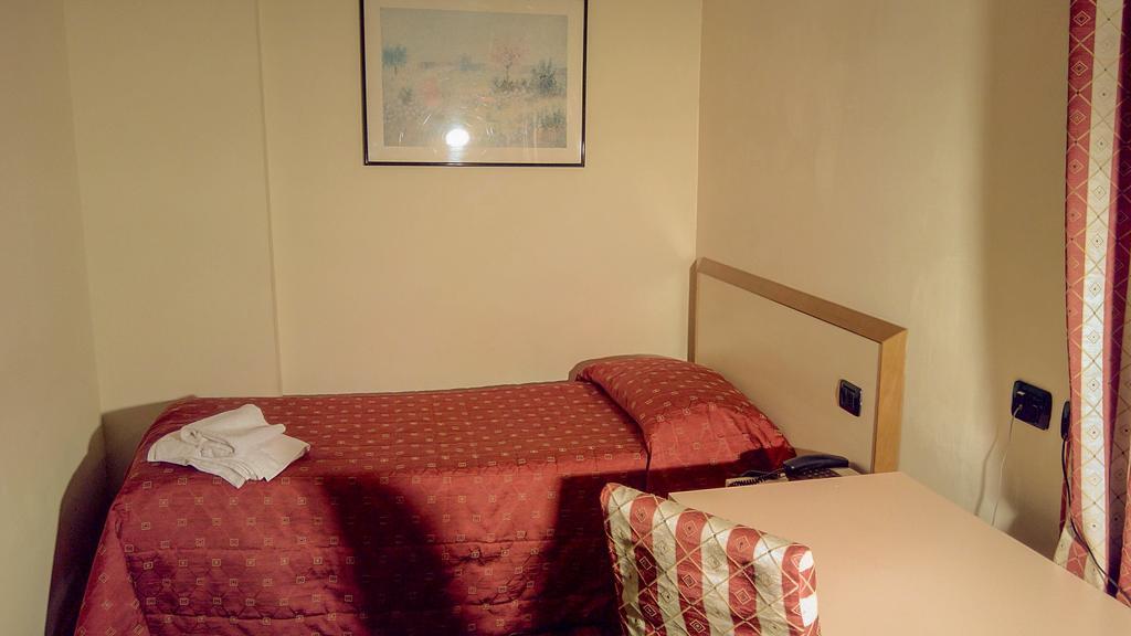 Caprice Hotel Авиляна Стая снимка